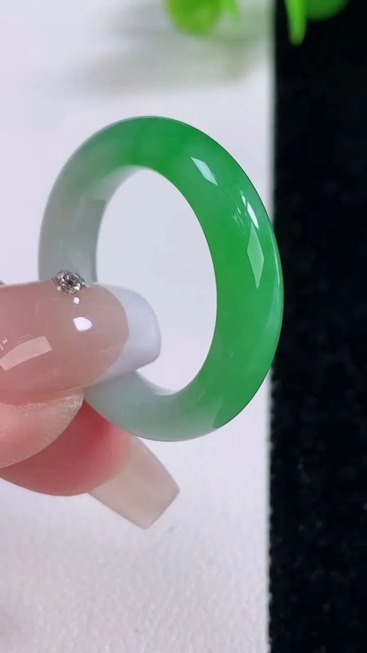 天然A货翡翠指环 戒指，尺寸20-5.6-3.9，重量:5.34g2025年12月5日
工厂直销收藏佳品,种好水足，色泽均匀，有种有色，上手高大气！