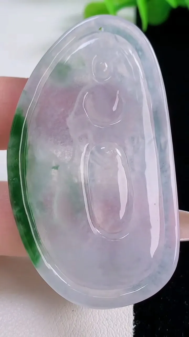 天然A货翡翠花观音菩萨吊坠，尺寸59.7-34.3-4.8，重量:20.49g
12月5日