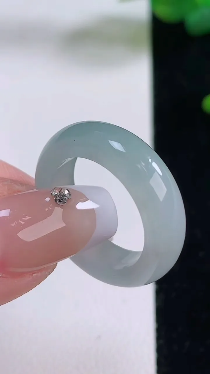 天然A货翡翠指环戒指，尺寸17.7-5.7-3.2，重量:4.62g2025年12月5日
工厂直销收