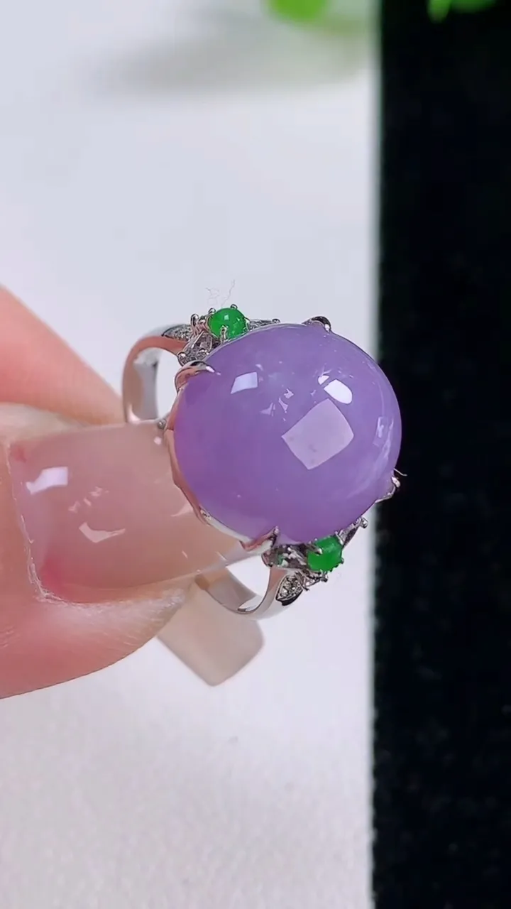 天然A货翡翠种紫罗兰蛋面戒指，尺寸17.5-13.2-11.8-8.2，重量:3.71g
12月5日