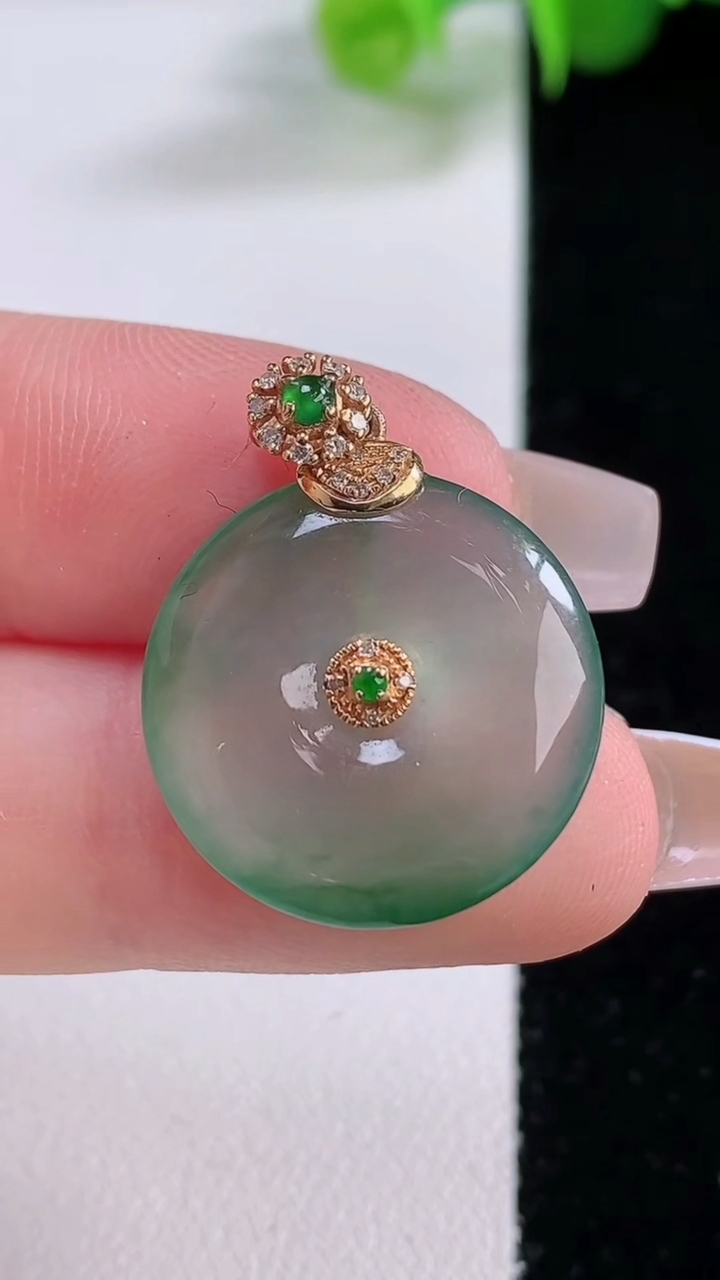 天然A货翡翠平安扣吊坠，尺寸19.5-3.7，重量:3.54g
12月5日