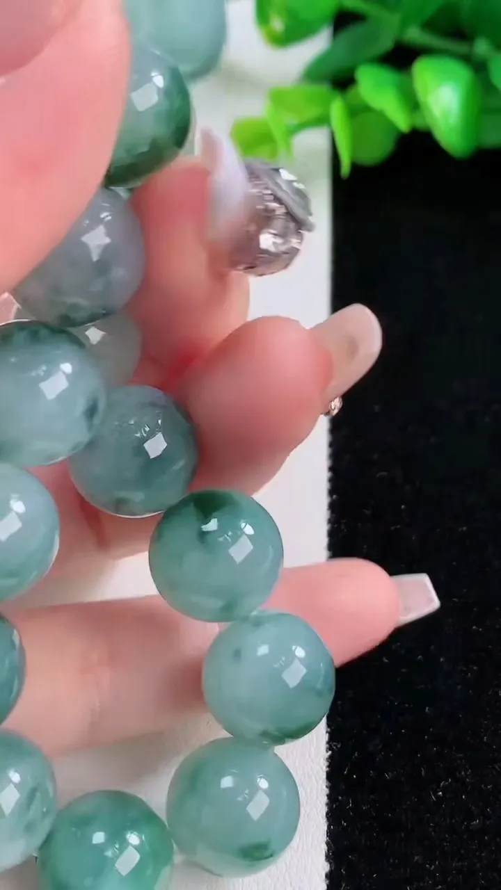 天然A货翡翠种飘花圆珠手串16颗，尺寸13.2，重量:66.43g12月5日
工厂直销收藏佳品,种好水足，色泽均匀，有种有色，上手高大气！