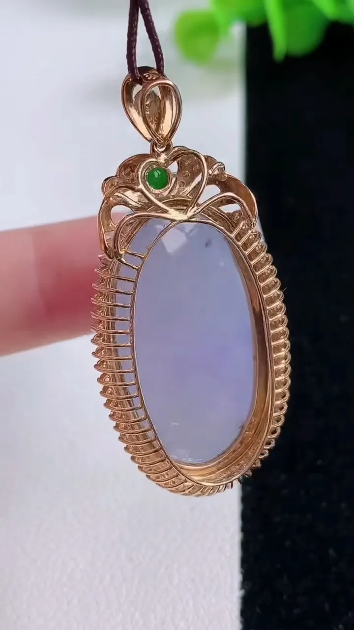 天然A货翡翠种飘花平安扣吊坠，尺寸35.6-5.8，重量:15.79g
12月5日