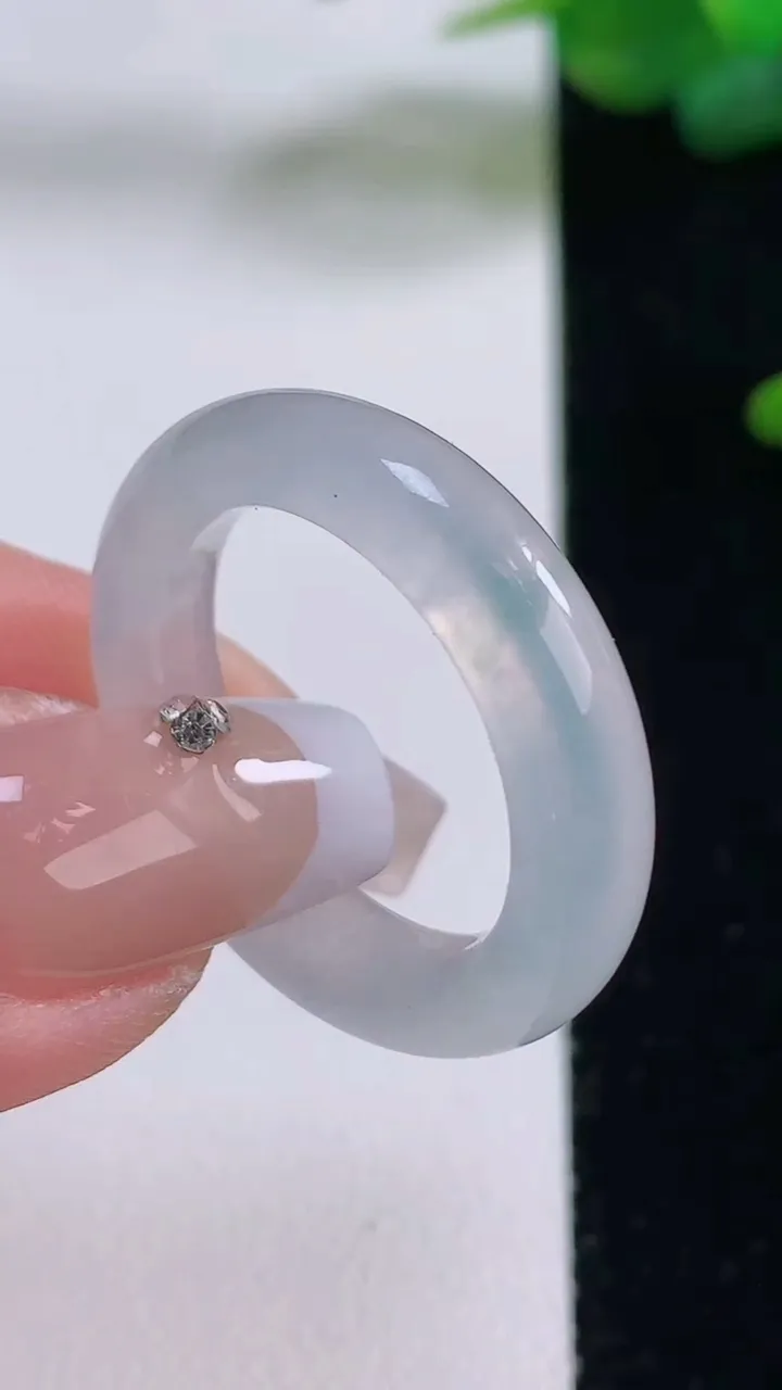 天然A货翡翠冰种飘花指环戒指，尺寸20-5.3-4，重量:5.07g2025年12月5日
工厂直销收