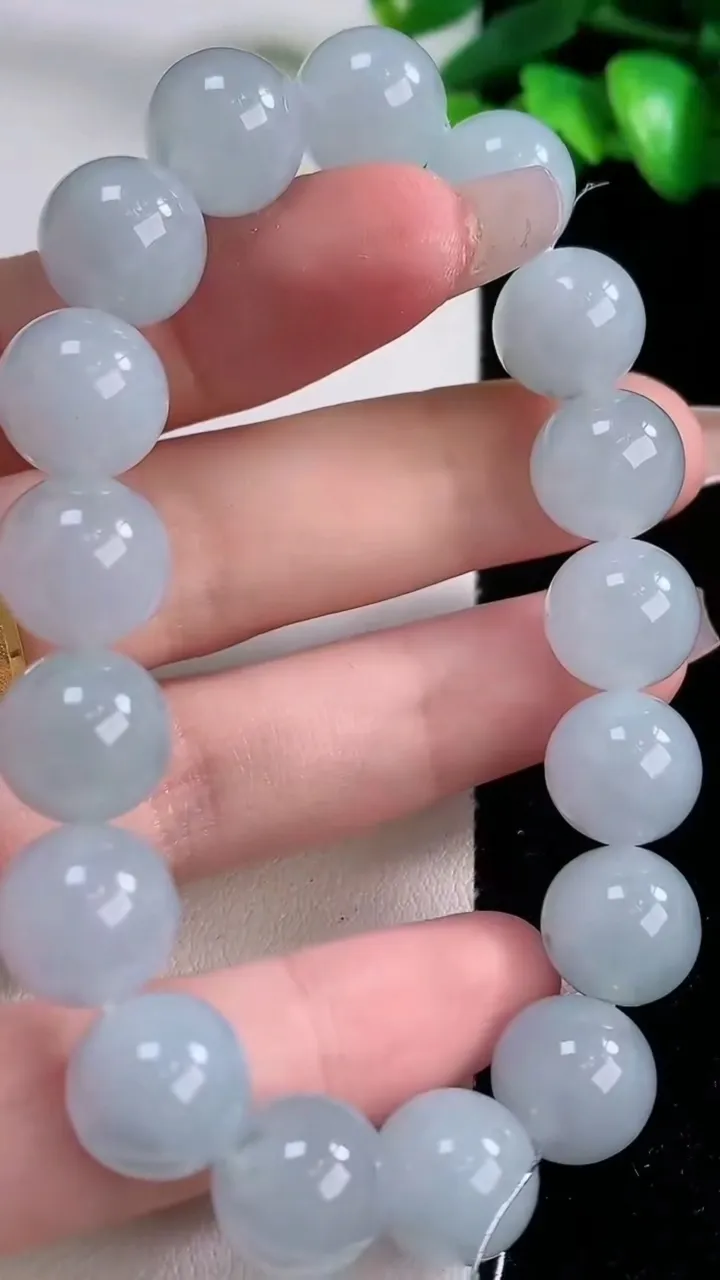 天然A货翡翠种飘花圆珠手串17颗，尺寸11.3，重量:44.66g12月5日
工厂直销收藏佳品,种好水足，色泽均匀，有种有色，上手高大气！