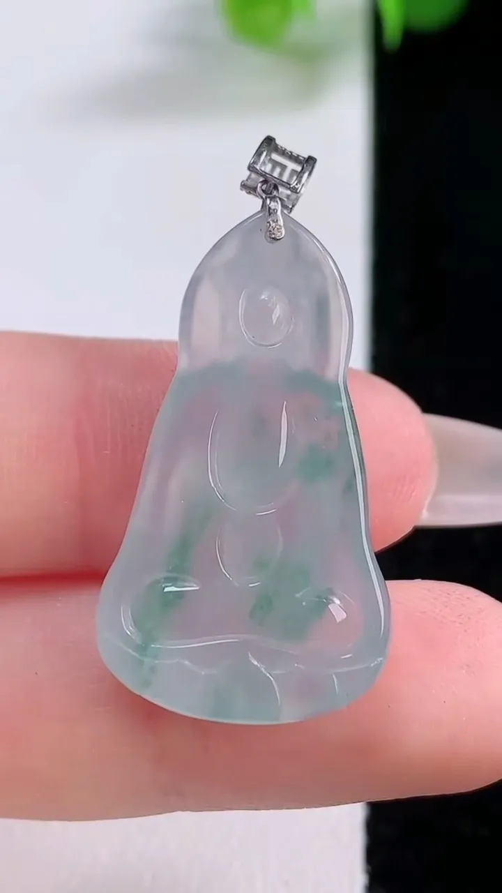 天然A货翡翠种飘花观音菩萨吊坠，尺寸30-17.4-5.2，重量:4.78g
12月5日