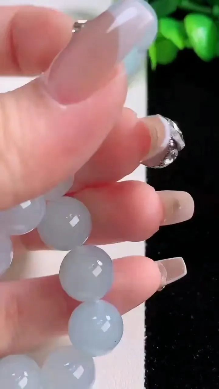 天然A货翡翠种飘花圆珠手串17颗，尺寸11.3，重量:44.66g12月5日
工厂直销收藏佳品,种好水足，色泽均匀，有种有色，上手高大气！