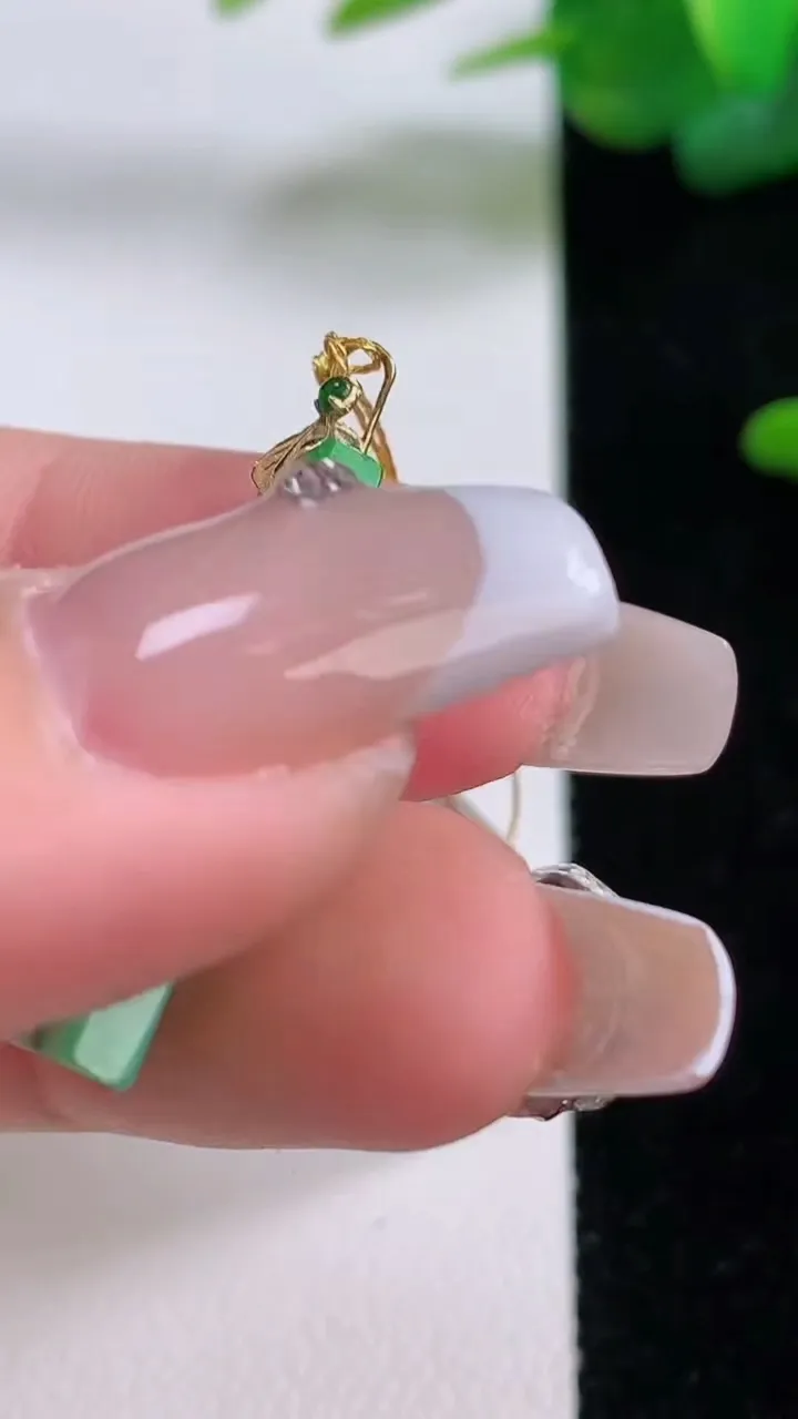 天然A货翡翠无事牌吊坠，尺寸26-10-2.5，重量:2.04g
12月5日