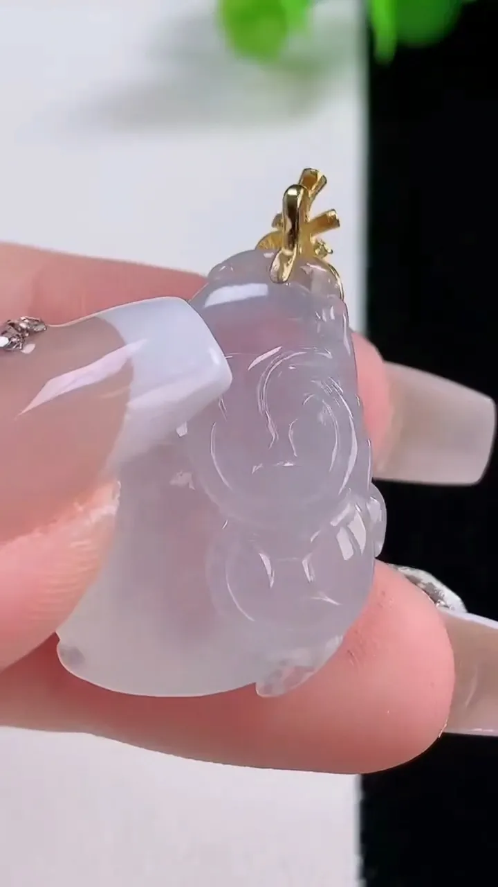 天然A货翡翠种白冰福瓜吊坠，尺寸26.2-19-8.9，重量:6.75g
12月5日