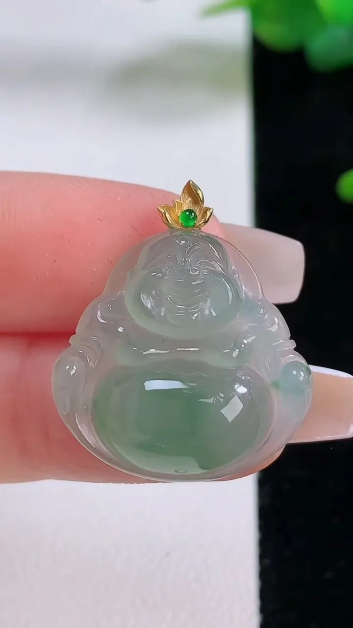 天然A货翡翠种飘佛公吊坠，尺寸21.4-22.3-5.8，重量:4.43g
12月5日