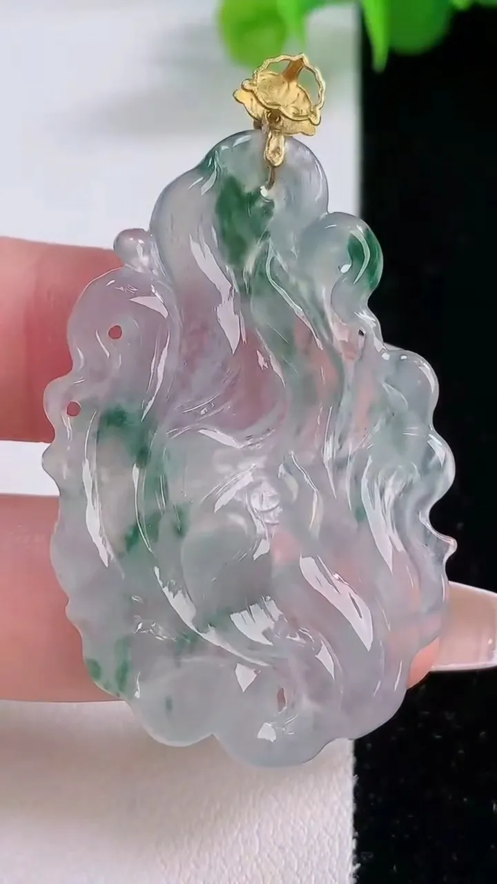 天然A货翡翠种飘花九尾狐吊坠，尺寸45-29.4-3.7，重量:8.86g
12月5日