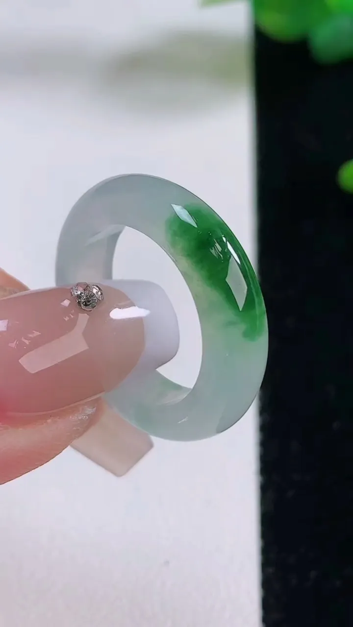 天然A货翡翠指环戒指，尺寸16.8-5-3.5，重量:3.86g2025年12月5日
工厂直销收藏佳