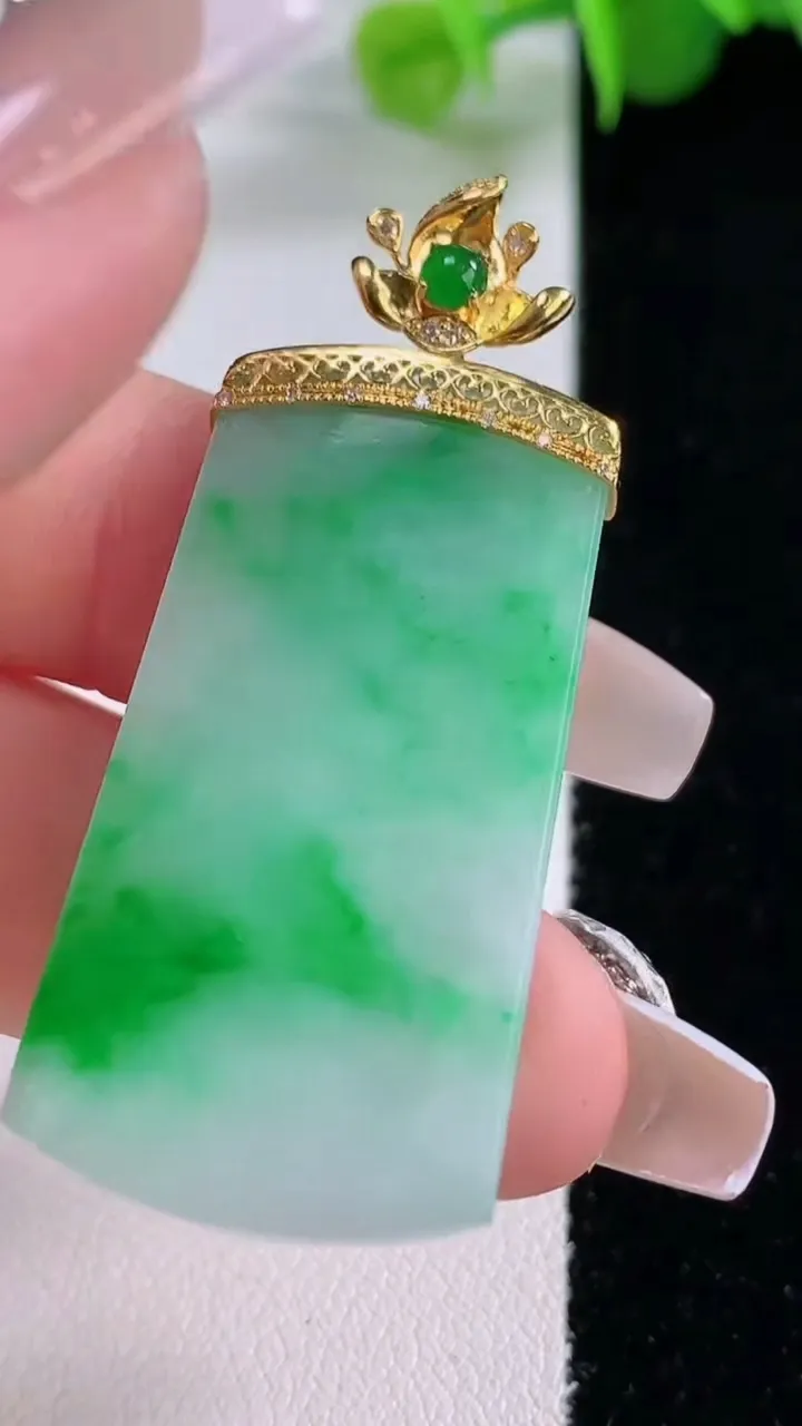 天然A货翡翠无事牌吊坠，尺寸39-20-3.6，重量:10.20g
12月5日