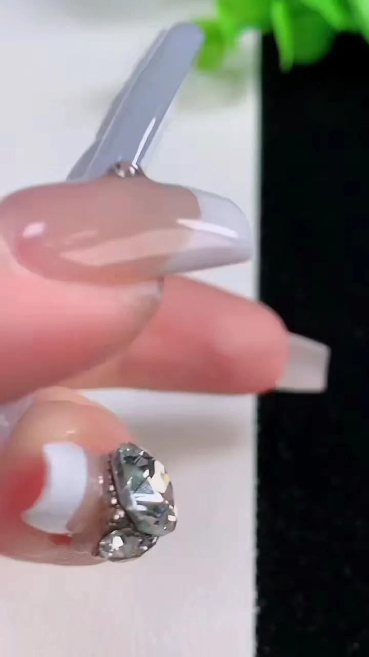 天然A货翡翠种飘花观音菩萨吊坠，尺寸71.7-36.2-6，重量:34.16g
12月5日