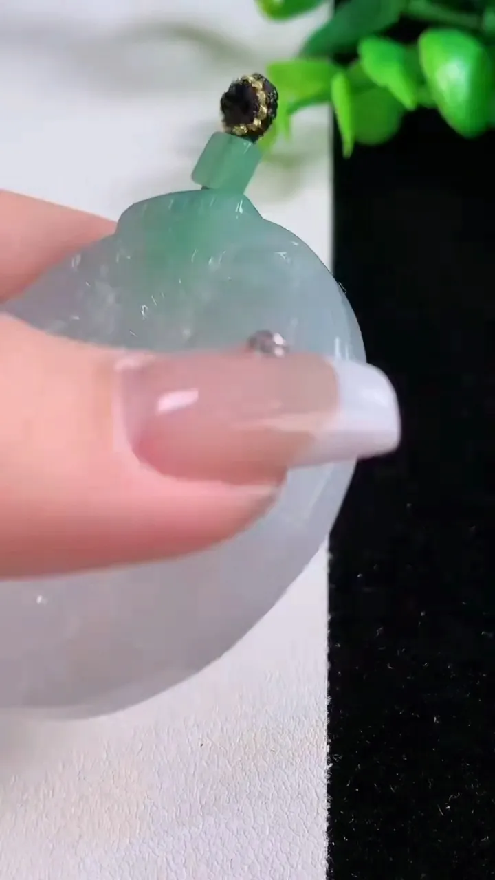 天然A货翡翠龙牌吊坠，尺寸55-53.4-6.3，重量:41.42g
12月5日