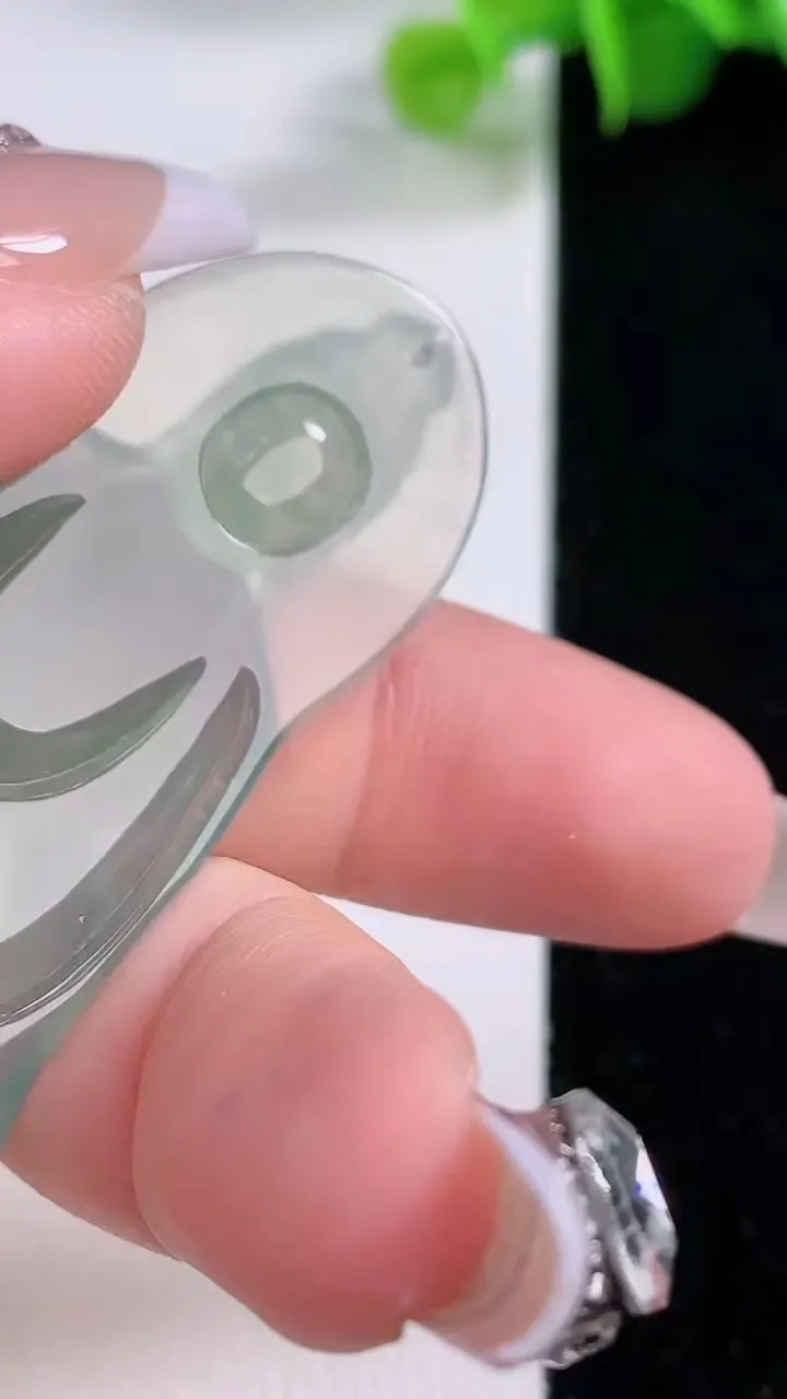 天然A货翡翠素衣观音菩萨吊坠，尺寸55-32.8-5，重量:15.45g
12月5日