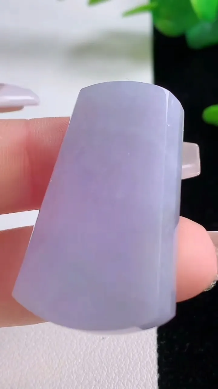 天然A货翡翠紫罗兰无事牌镶嵌件，尺寸38-24-5.4，重量:13.73g
12月5日