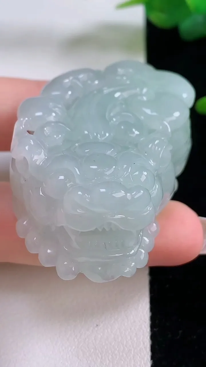 天然A货翡翠貔貅吊坠，尺寸47-31.2-20.4，重量:68.33g
12月5日