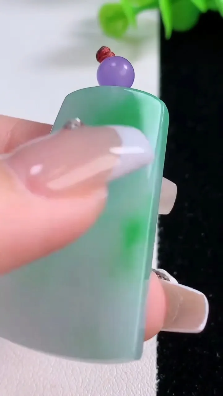 天然A货翡翠无事牌吊坠，尺寸43.6-24.3-5，重量:15.33g
12月5日