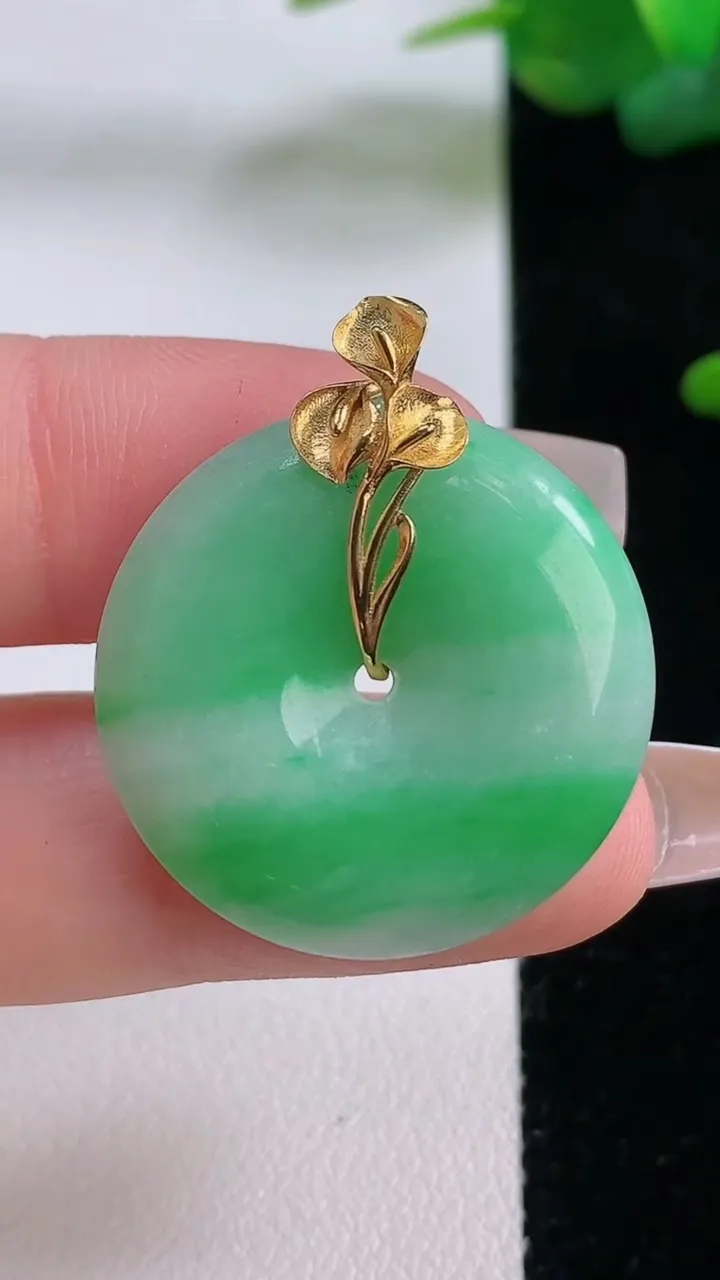 天然A货翡翠平安扣吊坠，尺寸25-5.6，重量:8.44g
12月5日