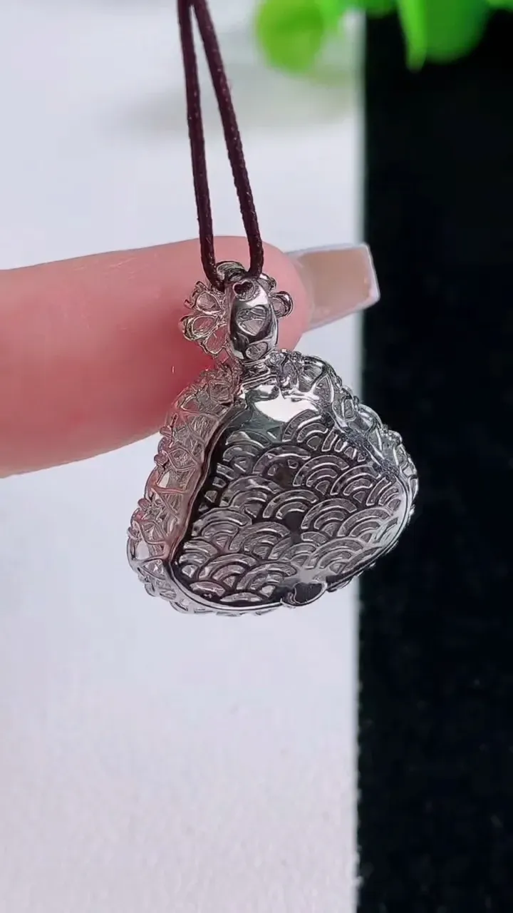 天然A货翡翠佛公吊坠，尺寸23.8-19.8-12.3裸石11.3-16，重量:4.64g
12月5日