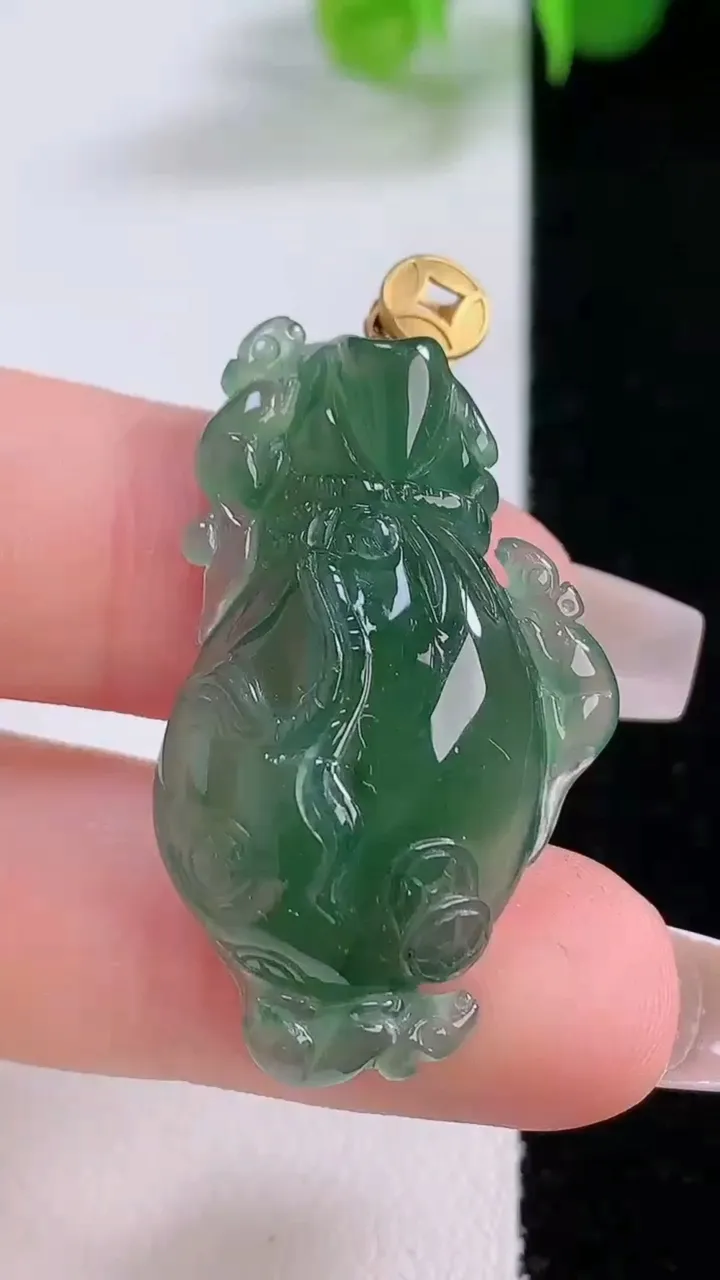 天然A货翡翠福袋吊坠，尺寸34.2-18-7.4，重量:7.49g
12月5日