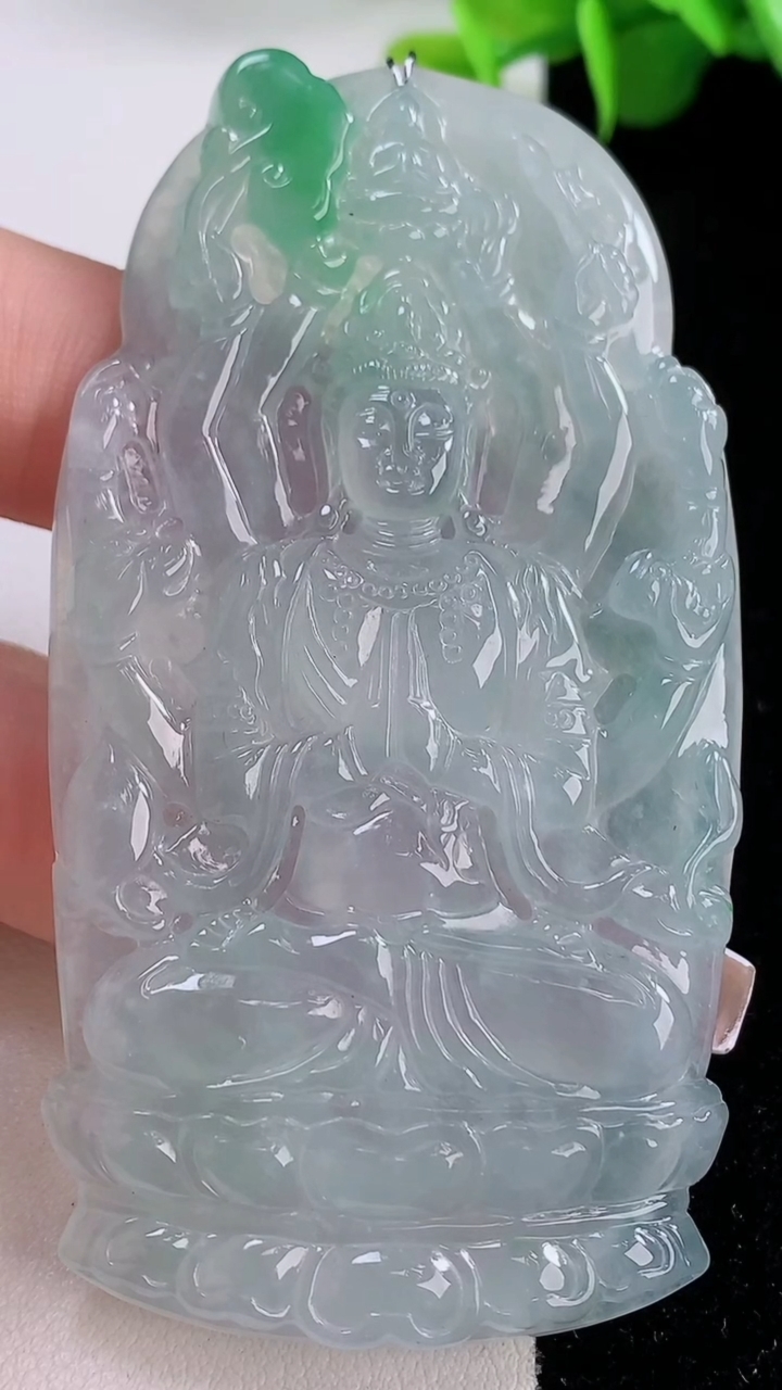 天然A货翡翠千手观音菩萨吊坠，尺寸75-40.3-5.7，重量:37.04g
12月5日