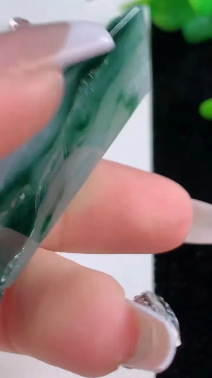 天然A货翡翠种飘花佛公吊坠，尺寸21.4-22.3-5.8，重量:4.43g
12月5日