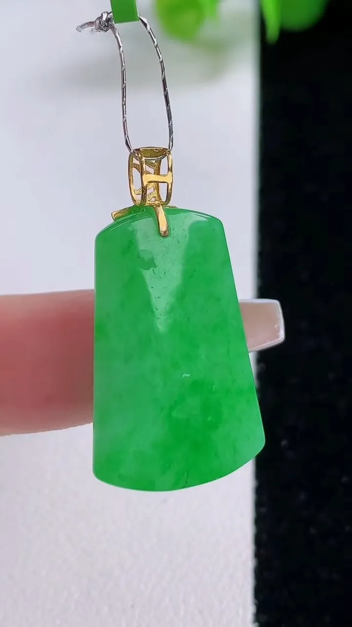 天然A货翡翠无事牌吊坠，尺寸25-15.2-4.7，重量:4.21g
12月5日