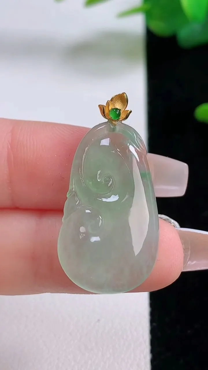 天然A货翡翠如意吊坠，尺寸27.2-16-3.9，重量:3.62g
12月5日