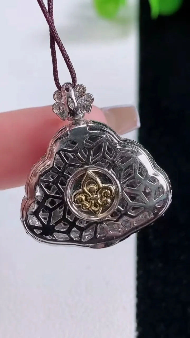 天然A货翡翠佛公吊坠，尺寸26-23.5-8.4裸石14.8-19.7，重量:5.87g
12月5日