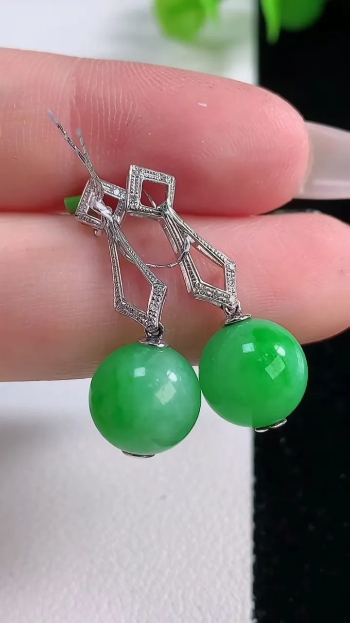 天然A货翡翠圆珠耳钉，尺寸10.2，重量:4.81g12月5日
工厂直销收藏佳品,种好水足，色泽均匀，有种有色，上手高大气！