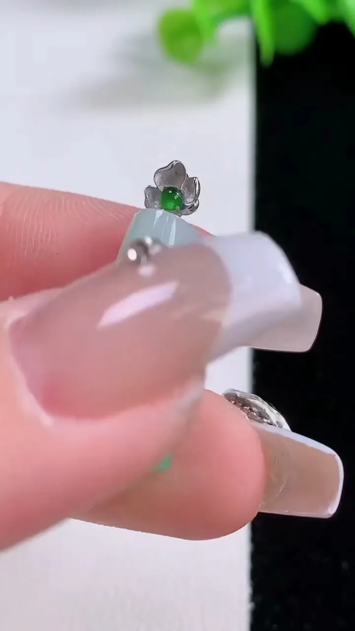 天然A货翡翠无事牌吊坠，尺寸22-10-5.6，重量:2.61g
12月5日