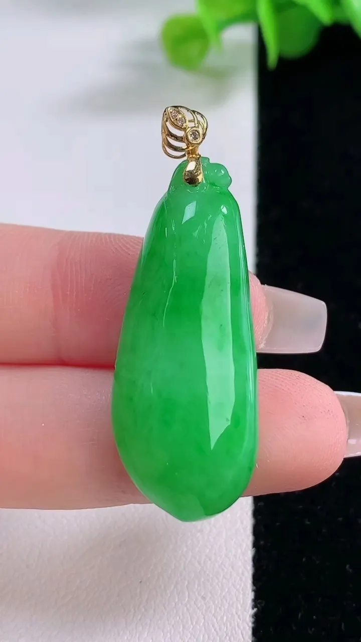 天然A货翡翠福瓜吊坠，尺寸35.8-14.5-8.5，重量:8.96g
12月5日
