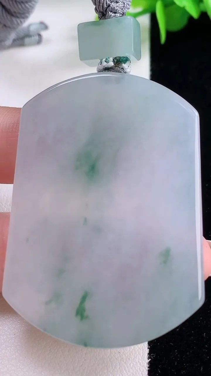 天然A货翡翠种飘花无事牌吊坠，尺寸52.3-37.5-6.2，重量:40.57g
12月5日