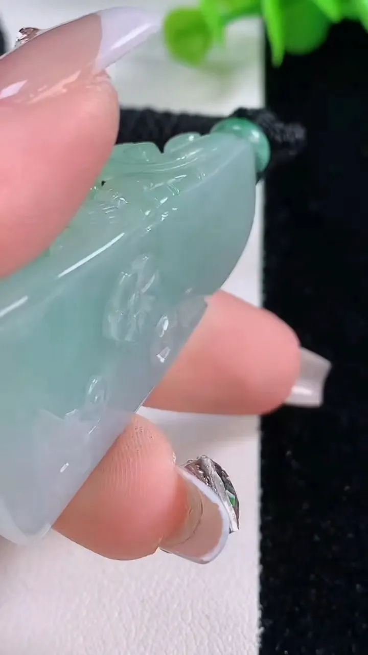 天然A货翡翠年年有余吊坠，尺寸46-24-13，重量:32.03g
12月5日