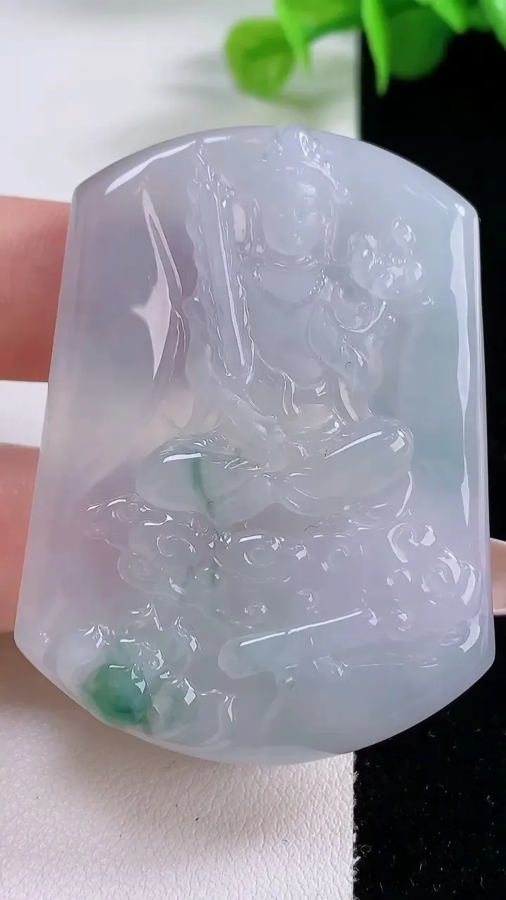 天然A货翡翠冰种飘花虚空藏菩萨吊坠，尺寸52.7-39-5.3，重量:26.45g
12月5日