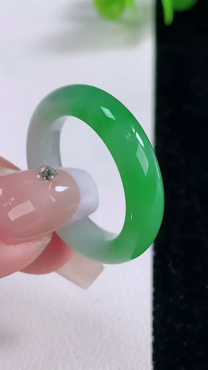 天然A货翡翠指环 戒指，尺寸20-5.6-3.9，重量:5.34g2025年12月5日
工厂直销收藏佳品,种好水足，色泽均匀，有种有色，上手高大气！