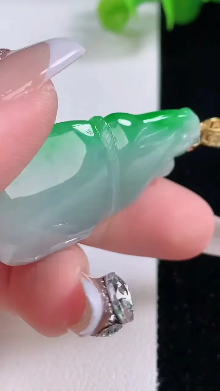 天然A货翡翠葫芦吊坠，尺寸41.2-21-11.5，重量:15.76g
12月5日