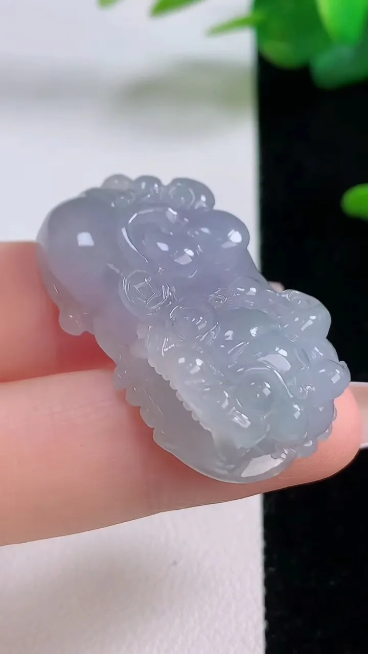 天然A货翡翠紫罗兰霸王貔貅吊坠，尺寸36.5-20.7-10.7，重量:17.13g
12月5日