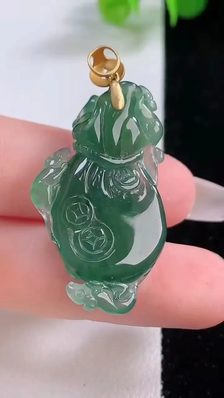 天然A货翡翠福袋吊坠，尺寸34.2-18-7.4，重量:7.49g
12月5日