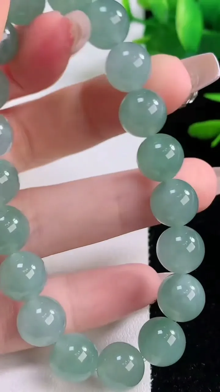 天然A货翡翠圆珠手串，尺寸9.8-19颗，重量:33.81g12月5日
工厂直销收藏佳品,种好水足，色泽均匀，有种有色，上手高大气！