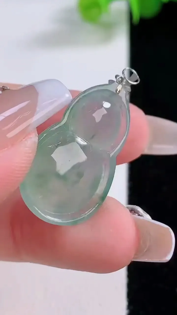 天然A货翡翠种飘花葫芦吊坠，尺寸26-16.3-6.3，重量:4.23g
12月5日