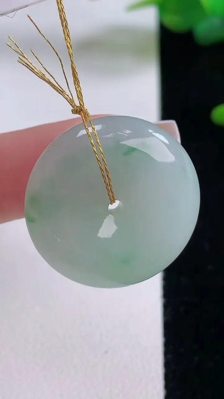 天然A货翡翠平安扣吊坠，尺寸24.7-7，重量:9.94g
12月5日