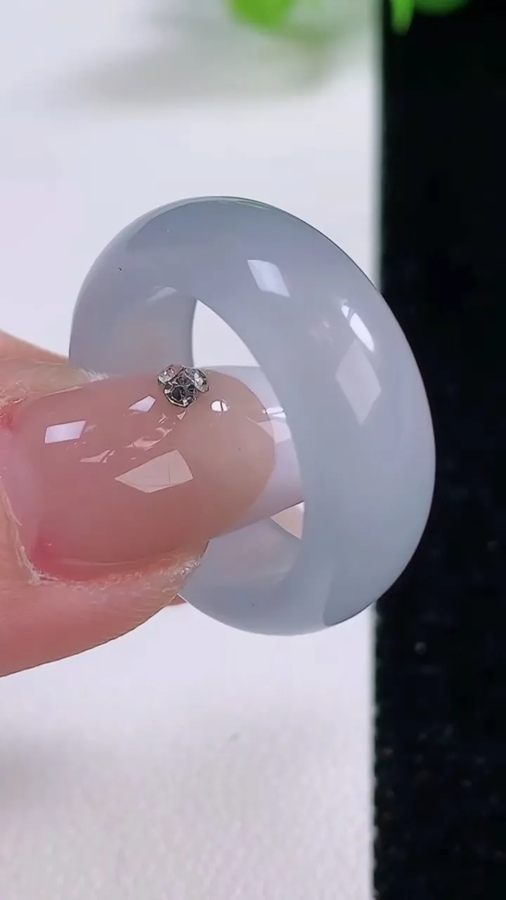 天然A货翡翠冰种紫罗兰指环 戒指，尺寸18.6-7.8-3.1，重量:6.27g2025年12月5日
工厂直销收藏佳品,种好水足，色泽均匀，有种有色，上手高大气！