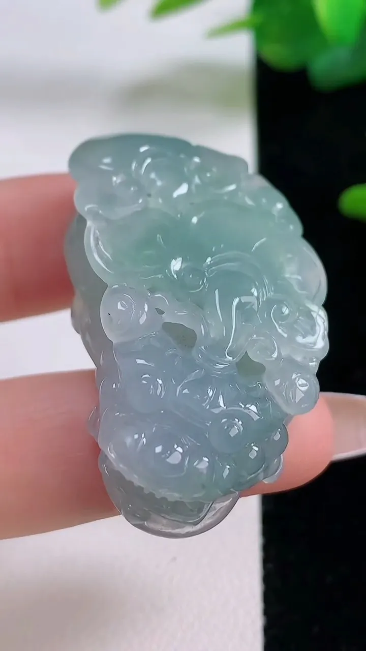 天然A货翡翠飘花貔貅吊坠，尺寸40.8-23-12.2，重量:23.17g
12月5日