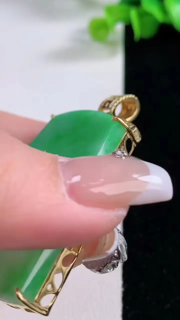 天然A货翡翠无事牌吊坠，尺寸54.8-48.2-37-7.7，重量:17.35g
12月5日