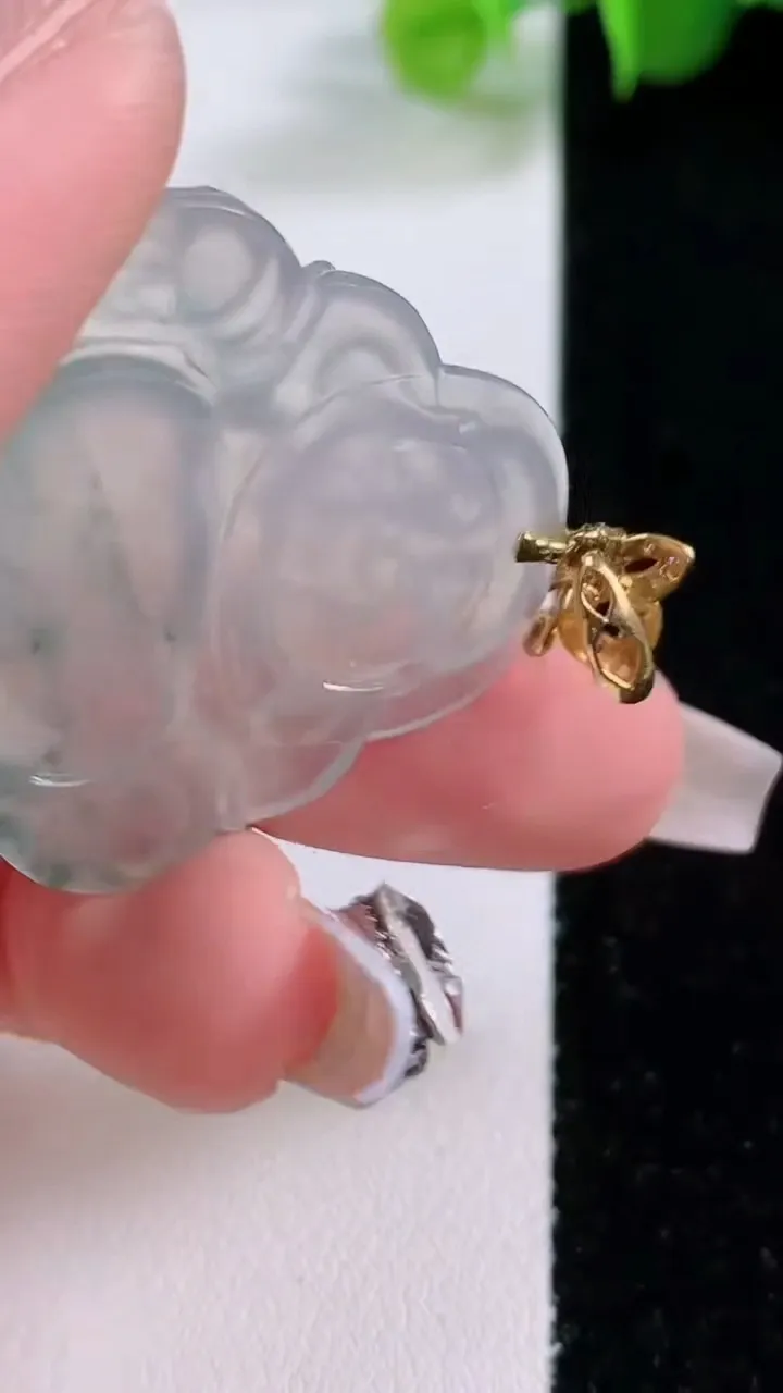 天然A货翡翠种飘花佛公吊坠，尺寸28.9-35.2-5，重量:8.54g
12月5日