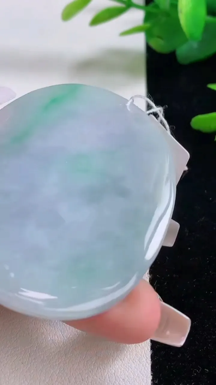 天然A货翡翠观音菩萨吊坠，尺寸55.8-44.3-7.3，重量:37.89g
12月5日