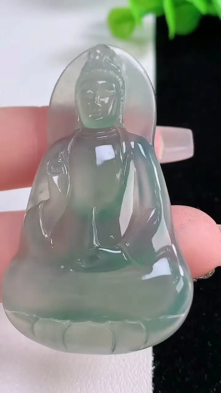 天然A货翡翠素衣观音菩萨吊坠，尺寸55-32.8-5，重量:15.45g
12月5日